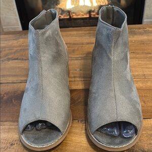 TC Tan Ankle Boots with Chunky Heel and Peep-Toe